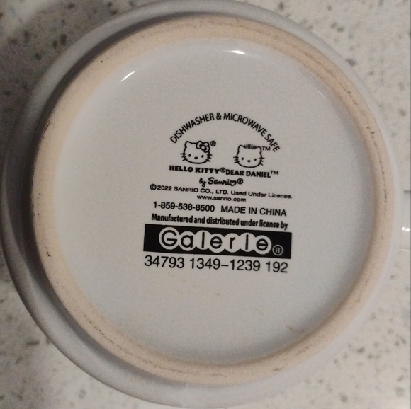 Hello Kitty Green and Red Mug - Picture 3 of 4